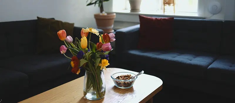 Sofagruppe med blomster på bordet